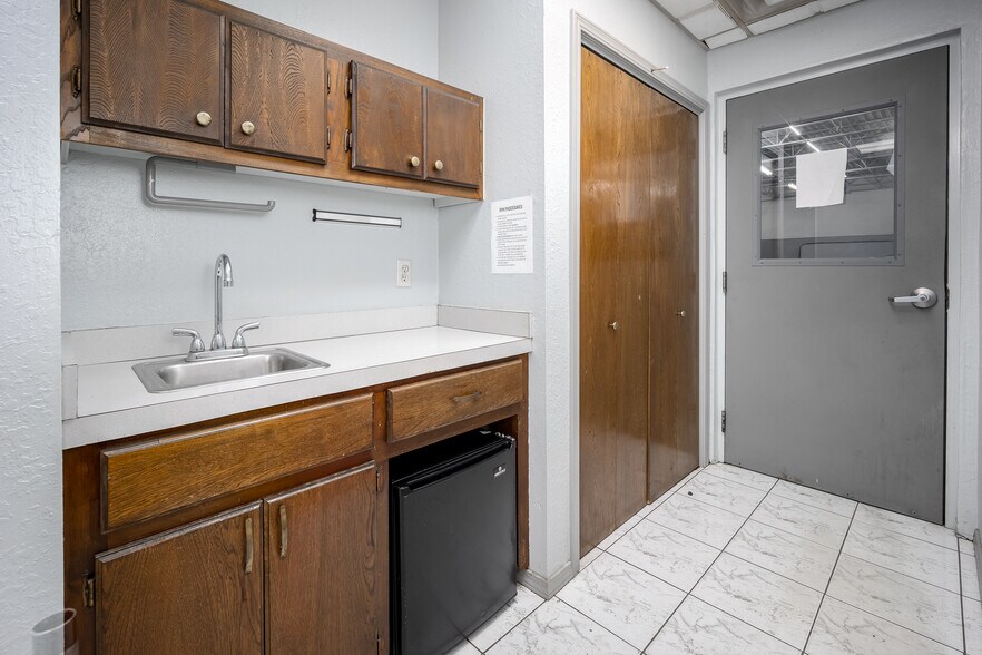 More Photos Of 3152 Broce Dr, Norman Light Manufacturing For Lease