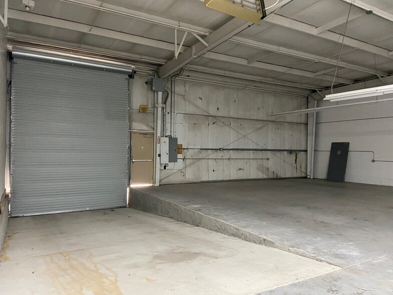 More Photos Of 509 Mineral Trace, Birmingham Light Distribution For Lease