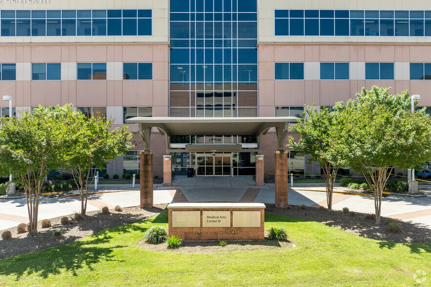 More Photos Of 17450 St. Lukes Way, The Woodlands Medical For Lease