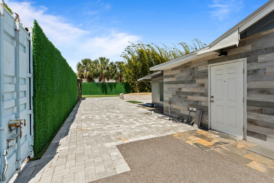 More Photos Of 5424 Edgewater Dr, Orlando Flex For Lease