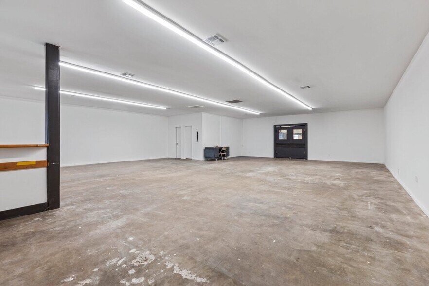 More Photos Of 622 E Prien Lake Rd, Lake Charles Light Manufacturing For Lease