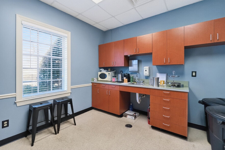 More Photos Of 3210 Prosperity Church Rd, Charlotte Office For Sale