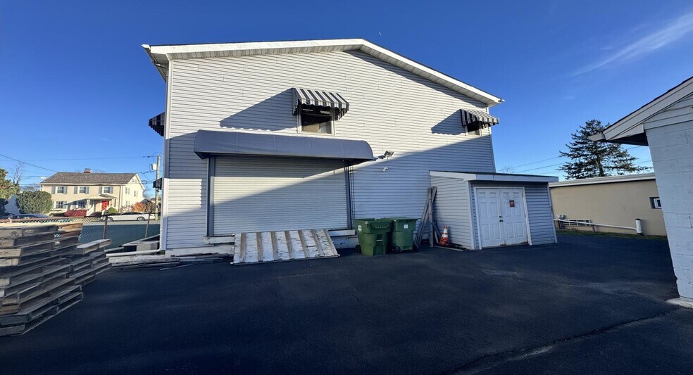 More Photos Of 13 Coral St, Edison Flex For Lease