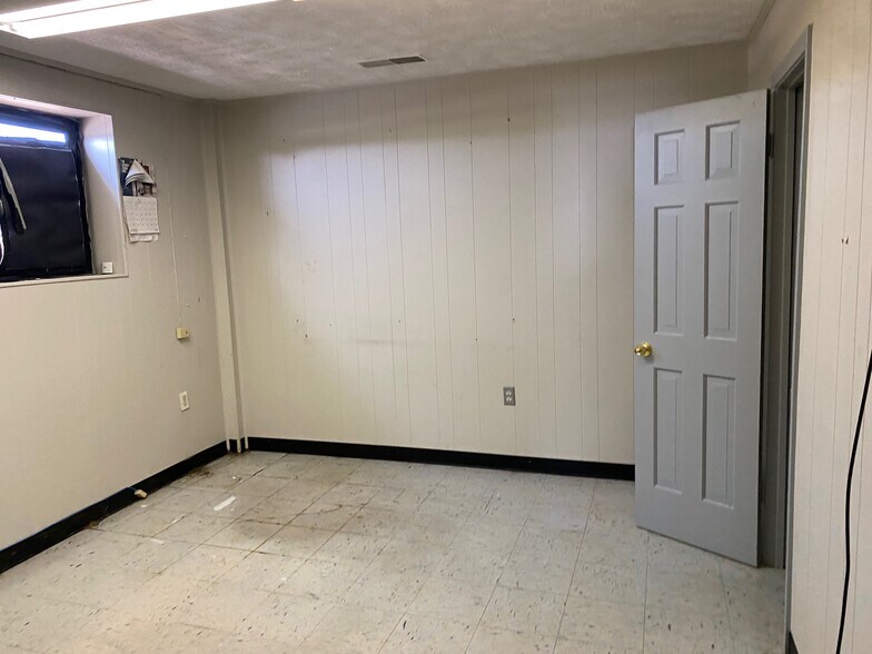 More Photos Of 3390 Jeff Homan Blvd, Tupelo Truck Terminal For Lease