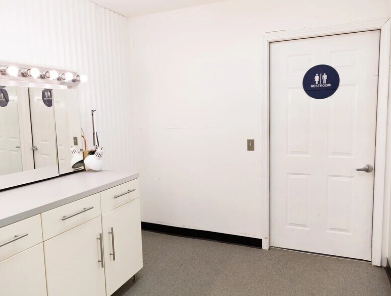 More Photos Of 560 4th St, San Francisco Showroom For Lease