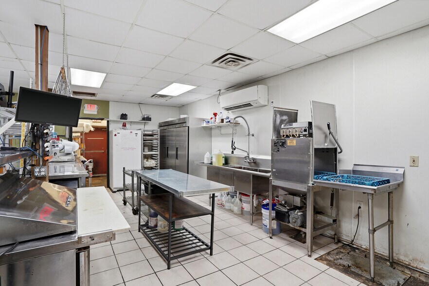 More Photos Of 103 N Allen St, Centralia General Retail For Sale