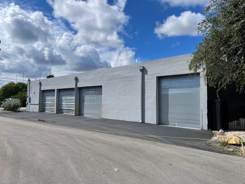 More Photos Of 5731 SW 23rd St, West Park Auto Repair For Lease