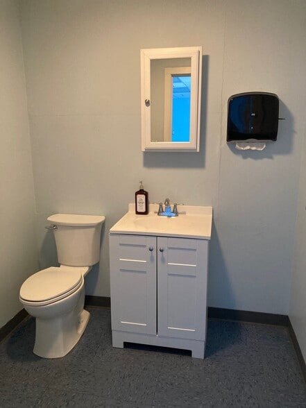 More Photos Of 41 Industrial Dr, Exeter Service For Lease