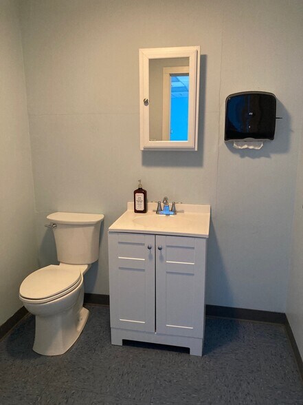 More Photos Of 41 Industrial Dr, Exeter Service For Lease