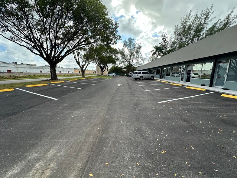 More Photos Of 2900-3050 Country Club Ln, Hallandale Beach Freestanding For Lease