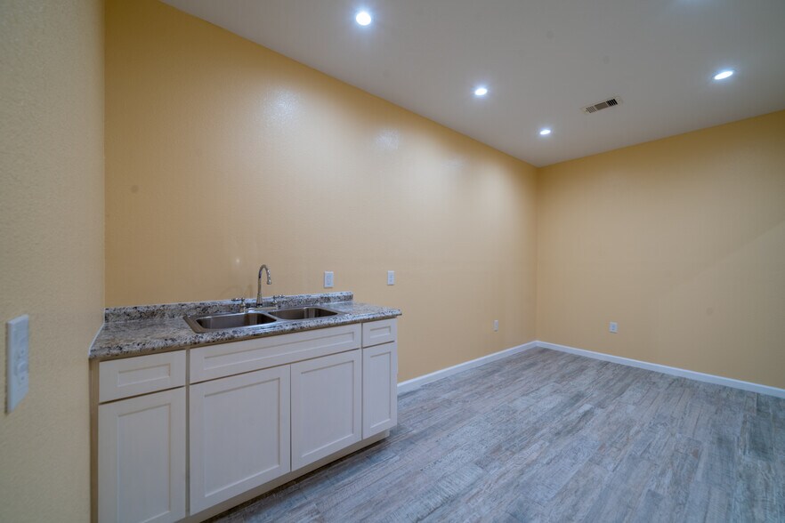 More Photos Of 6424 Queenston Blvd, Houston Light Distribution For Sale