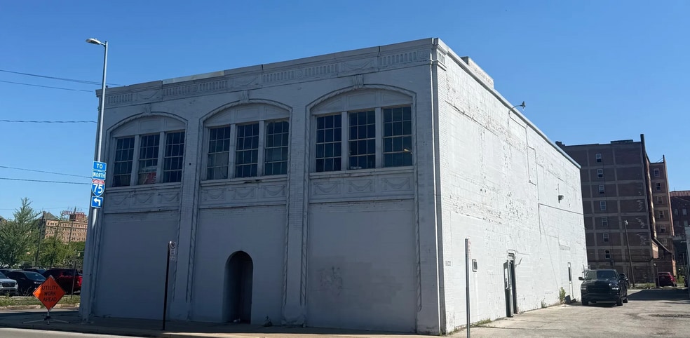 Primary Photo Of 1112 Monroe St, Toledo Service For Lease