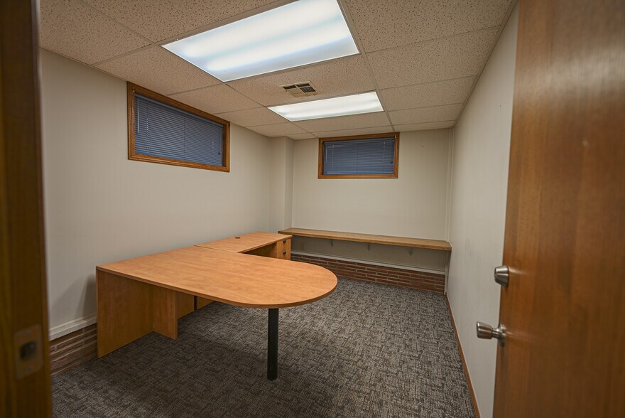 More Photos Of 802 W 8th St, Coffeyville Office For Sale