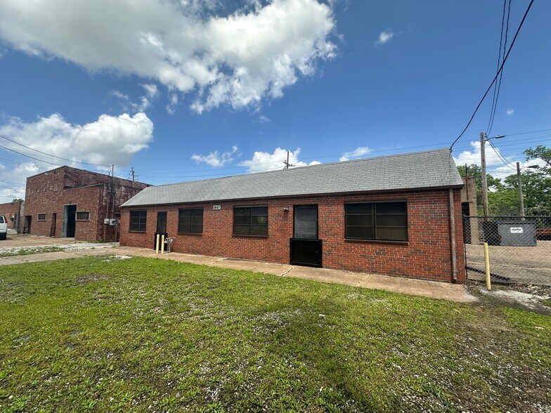 More Photos Of 8443-8451 Wabash Ave, Saint Louis Manufacturing For Sale