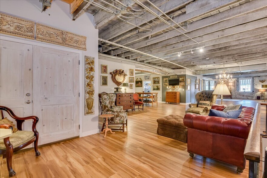 More Photos Of 114 W 6th St, Waynesboro Showroom For Sale