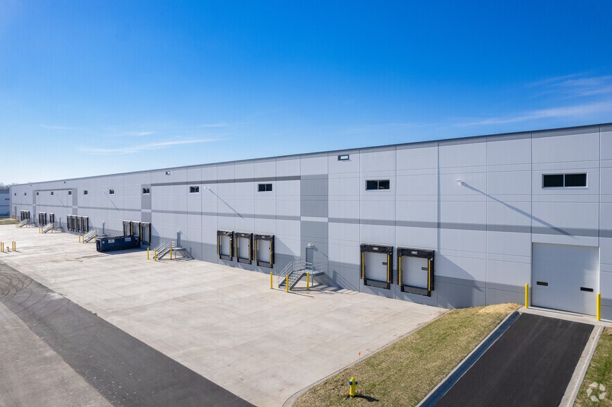 More Photos Of 620 Darling Dr, Vernon Hills Distribution For Lease