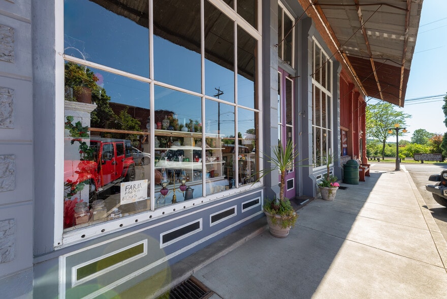 More Photos Of 110 Locust St, Oakland Storefront For Sale