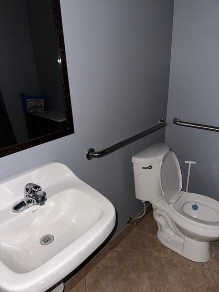 More Photos Of 5690 Cumming Hwy, Sugar Hill Storefront For Sale