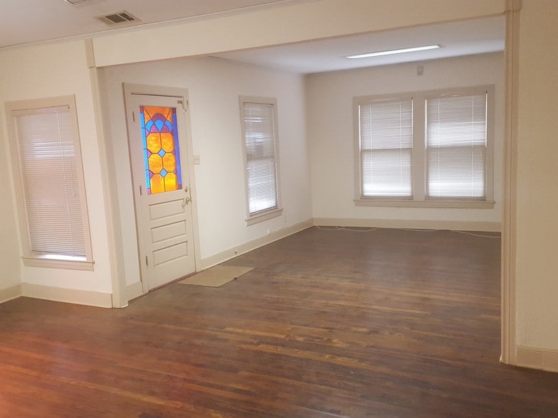 More Photos Of 1311 W Abram St, Arlington Office For Lease