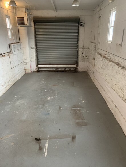 More Photos Of 279 Frost St, Brooklyn Light Distribution For Lease