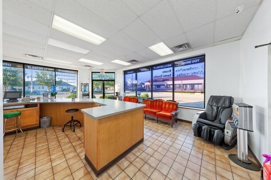 More Photos Of 18 W Merchants Dr, Montgomery Auto Repair For Sale