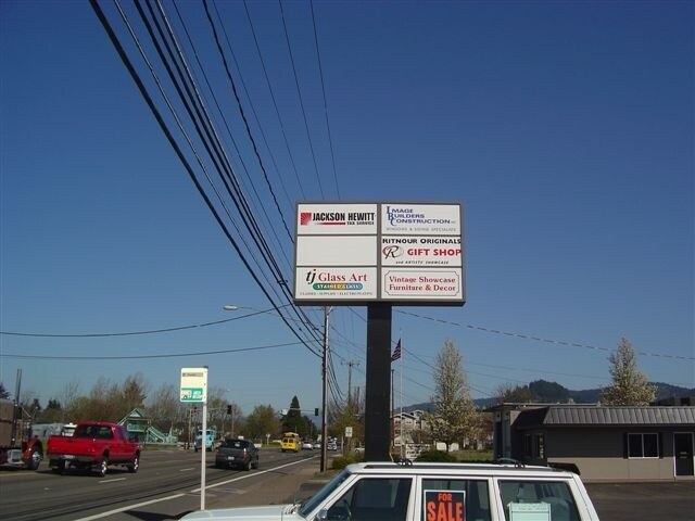 More Photos Of 4739-4743 Main St, Springfield Showroom For Lease