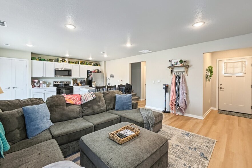 More Photos Of 2018 Otley Ave, Perry Apartments For Sale