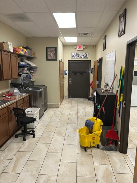 More Photos Of 1343 Lane Ave S, Jacksonville Veterinarian Kennel For Sale