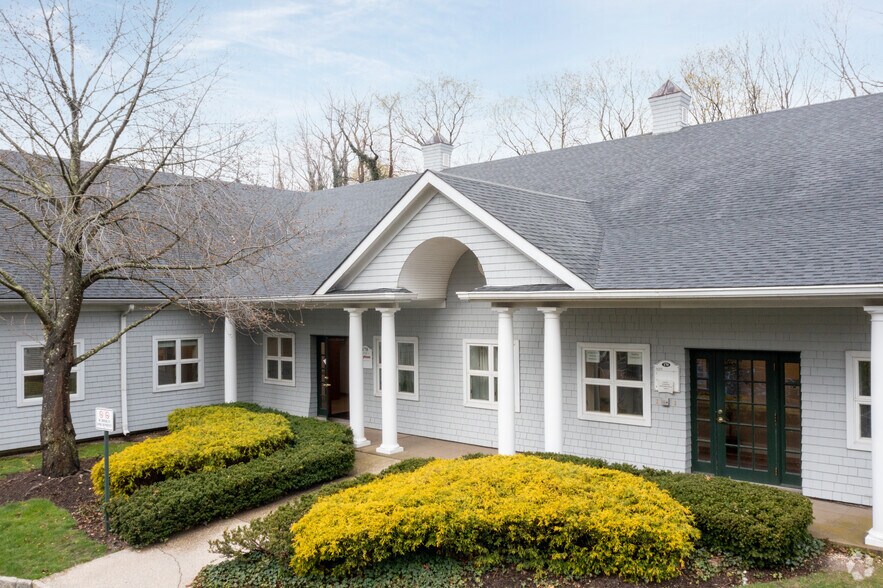 More Photos Of 170 N Country Rd, Port Jefferson Office For Lease