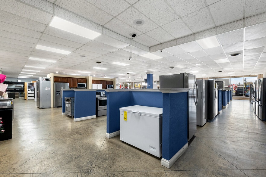 More Photos Of 3101 N 10th St, McAllen General Retail For Lease