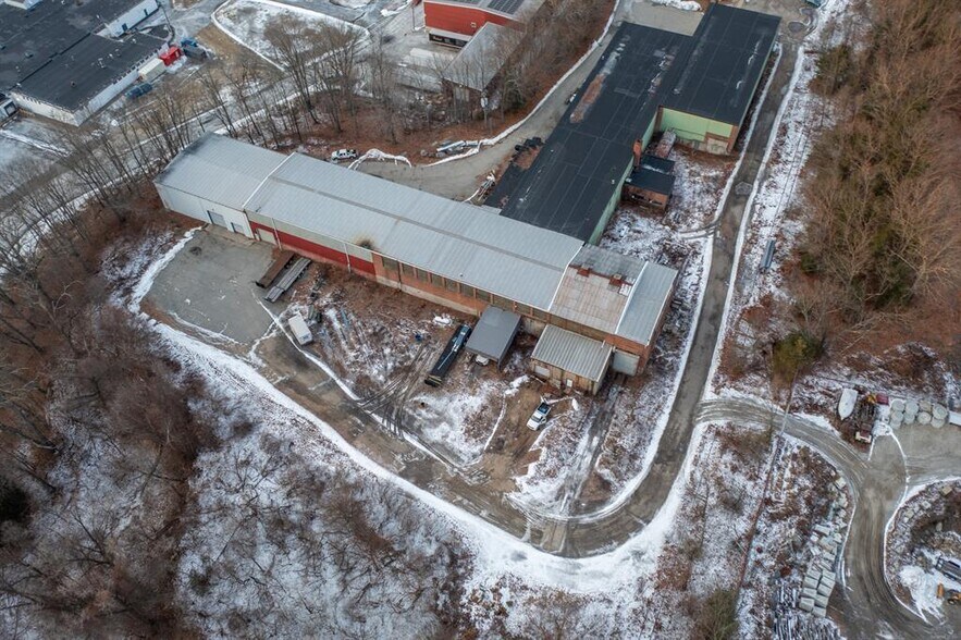 More Photos Of 30 Harris St, Putnam Warehouse For Lease