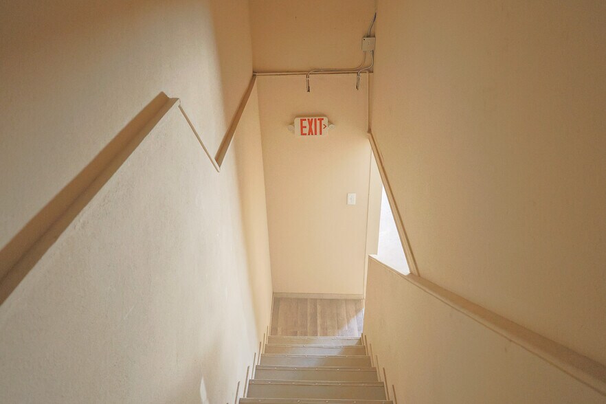 More Photos Of 922 N Conway Ave, Mission Storefront For Lease