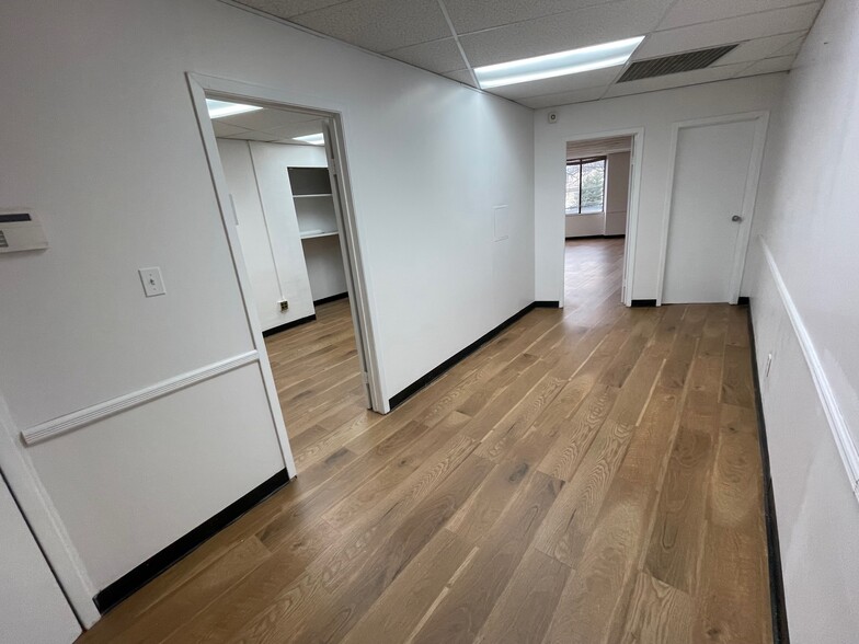 More Photos Of 17 Maple Dr, Great Neck Storefront Retail Office For Lease