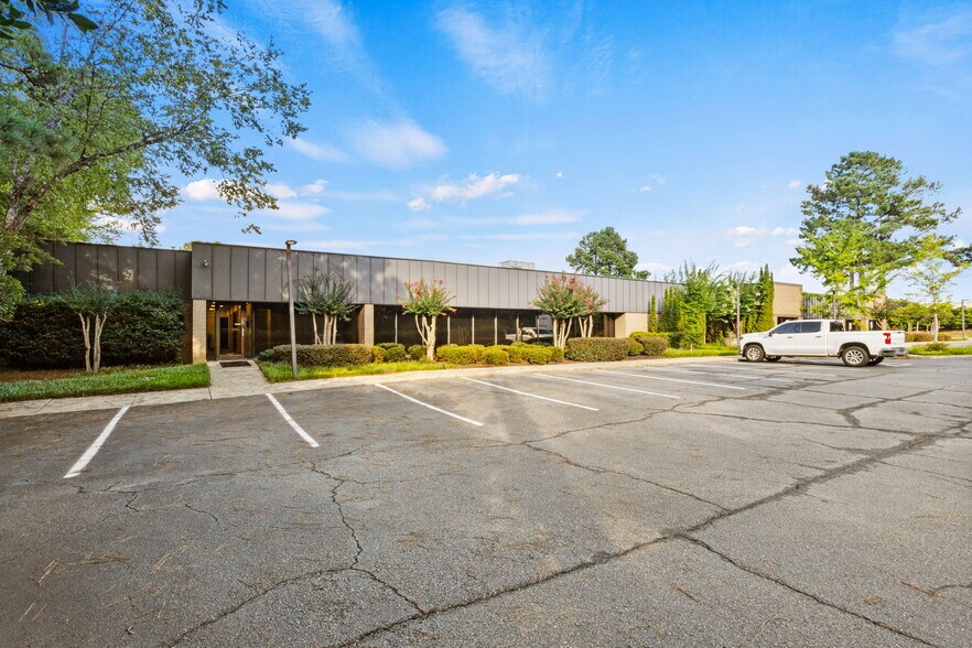 More Photos Of 127 Tanner Rd, Greenville Flex For Lease