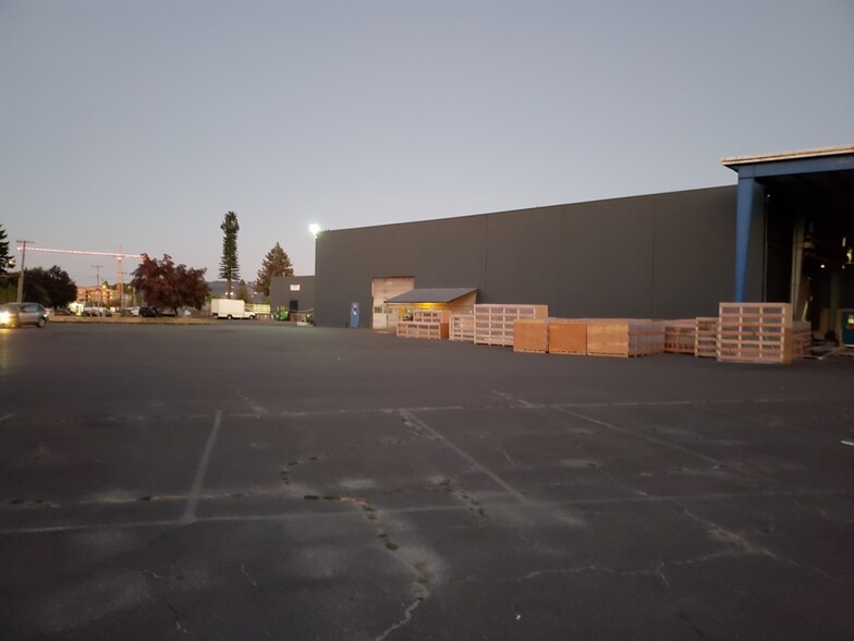More Photos Of 500 E Illinois St, Newberg Manufacturing For Lease