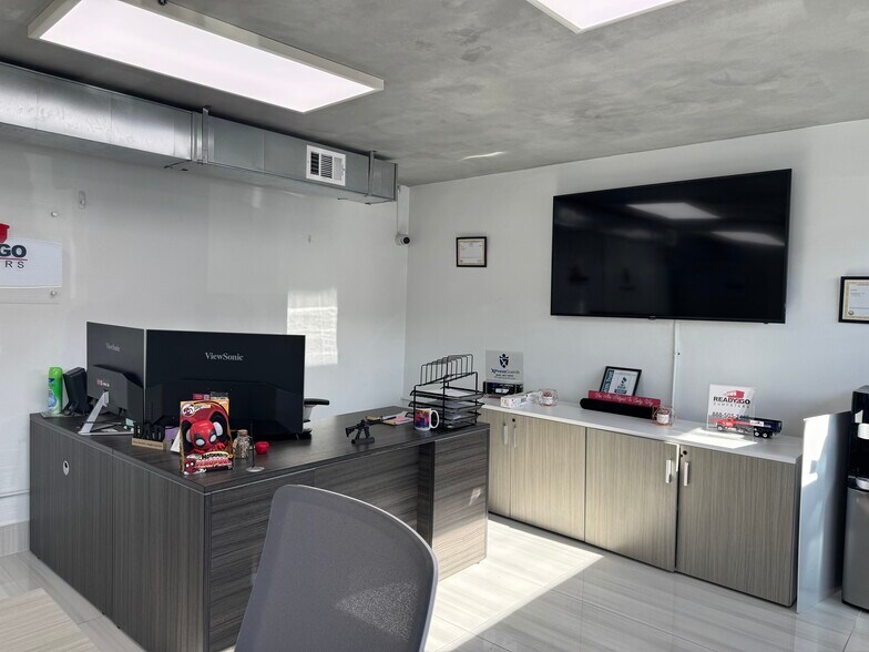 More Photos Of 2200-2208 SW 59th Ave, West Park Warehouse For Sale