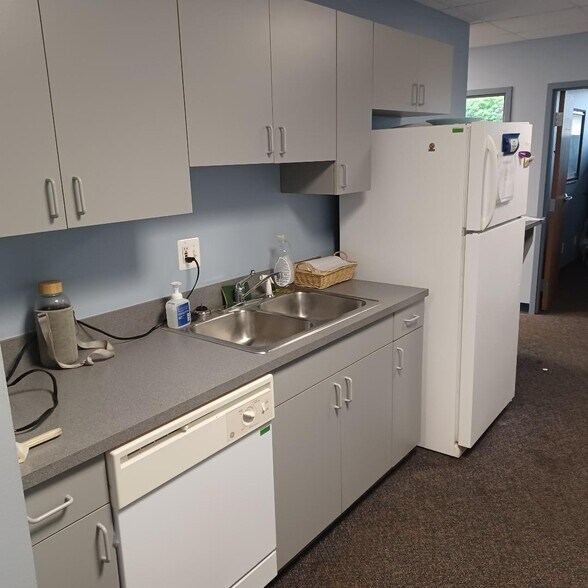 More Photos Of 16800 W Twelve Mile Rd, Southfield Medical For Lease