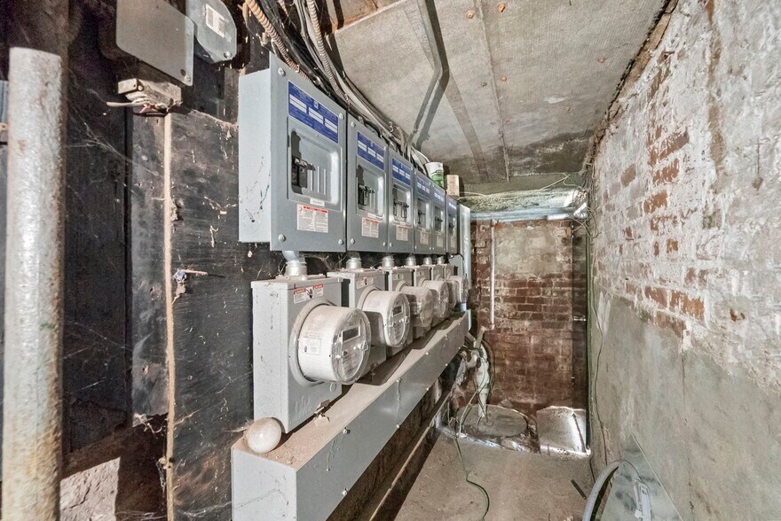 More Photos Of 204 Parkhurst St, Newark Apartments For Sale