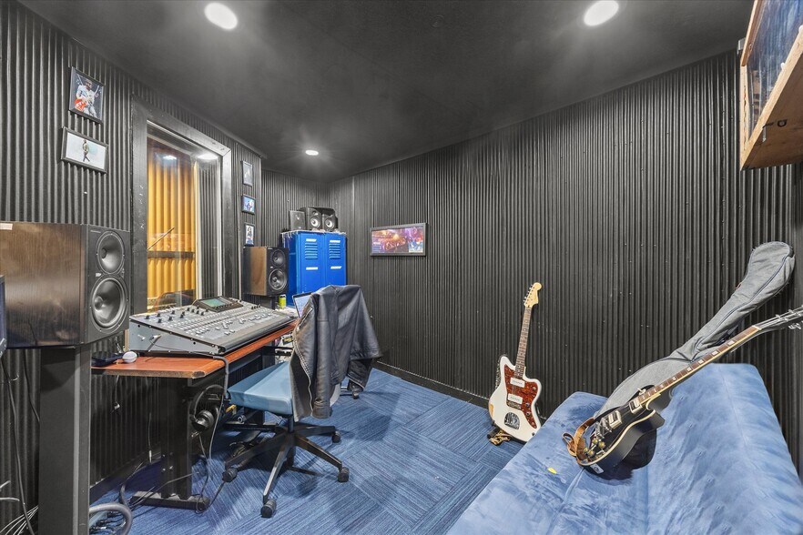 More Photos Of 1132 Main St, Commerce Flex For Sale