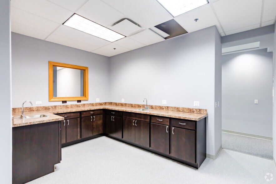 More Photos Of 1446 Merchant Dr, Algonquin Medical For Sale