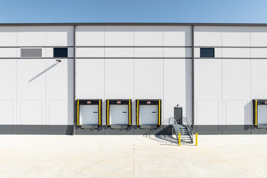 More Photos Of 370 Logistics ave, Jeffersonville Distribution For Lease