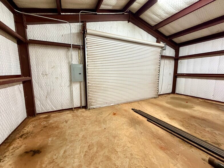 More Photos Of 2000 E Murchison St, Palestine Light Manufacturing For Sale