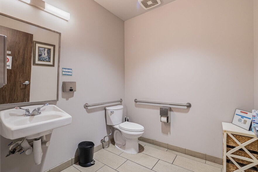 More Photos Of 10007 Huebner Rd, San Antonio Office For Sale