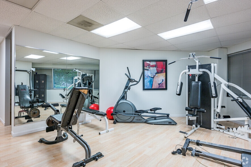More Photos Of 7610 N Stemmons Fwy, Dallas Office For Lease
