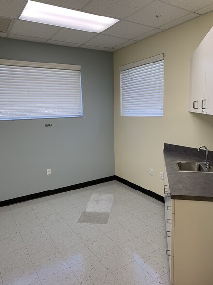 More Photos Of 1155 35th Ln, Vero Beach Medical For Lease