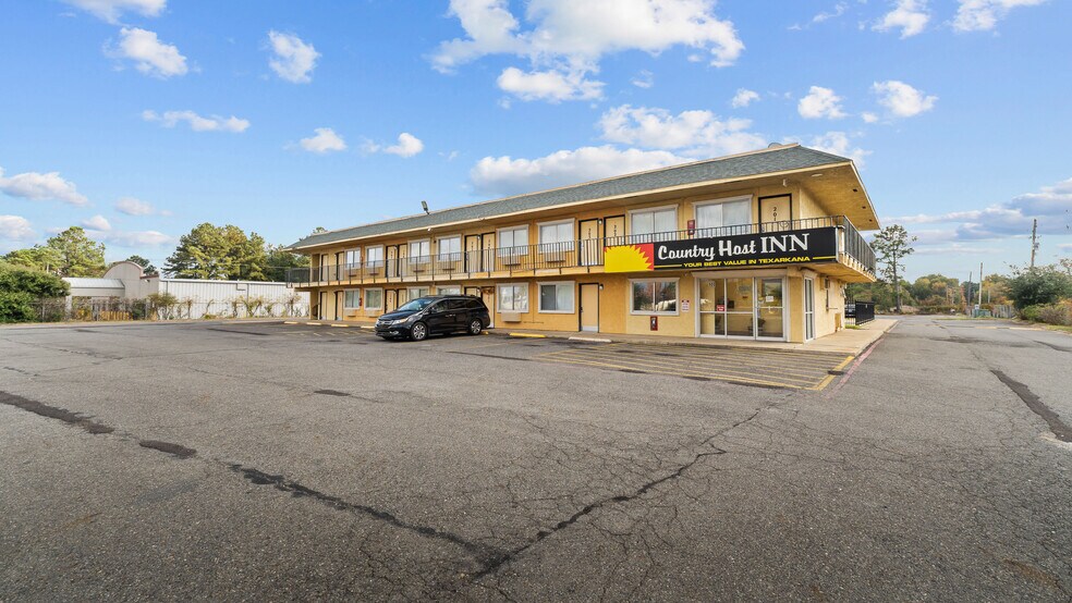 Primary Photo Of 900 Realtor Ave, Texarkana Hotel For Sale