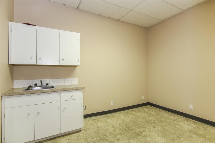 More Photos Of 1015 Centre St NW, Calgary Storefront Retail Residential For Lease