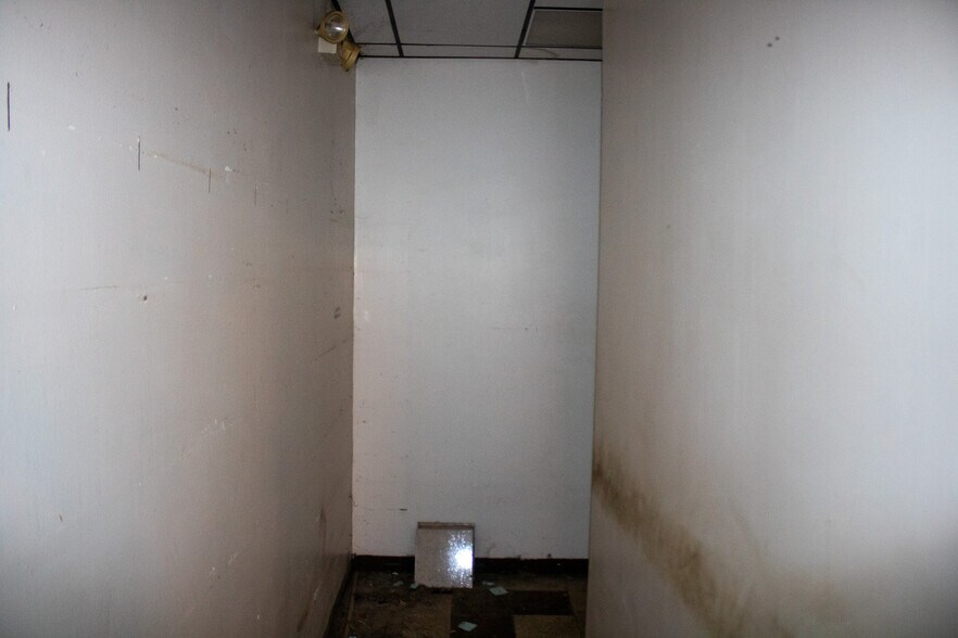 More Photos Of 600 Zanesville St, Beverly General Retail For Sale