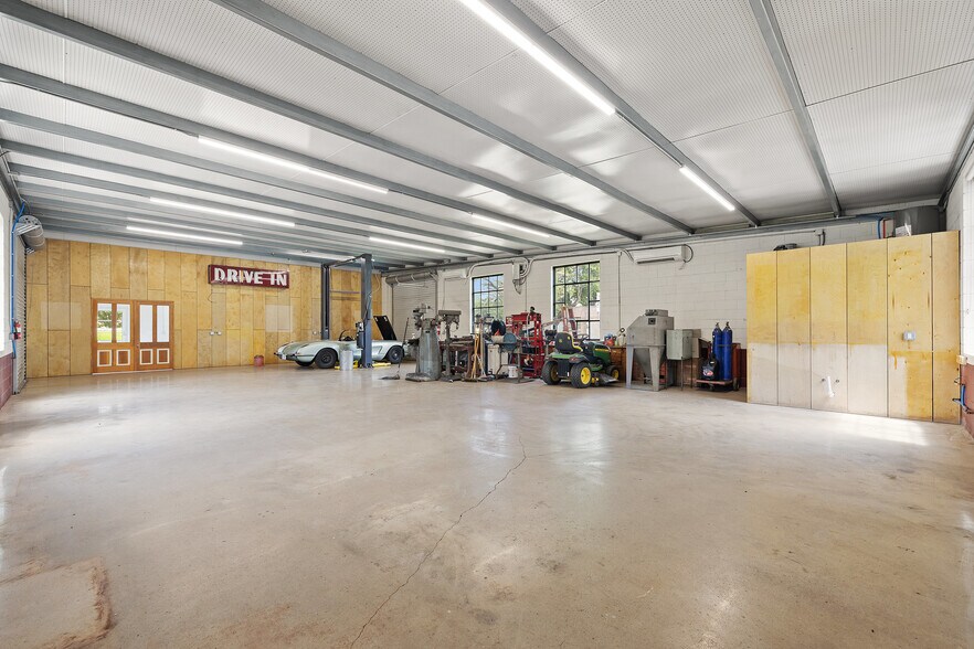 More Photos Of 404 Nugent ave, Johnson City Flex For Sale