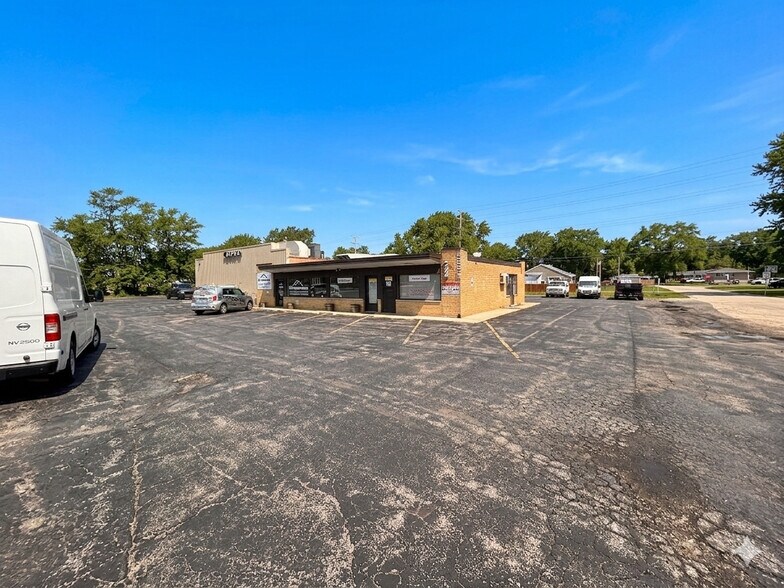 Primary Photo Of 5000 W Elm St, McHenry Freestanding For Lease